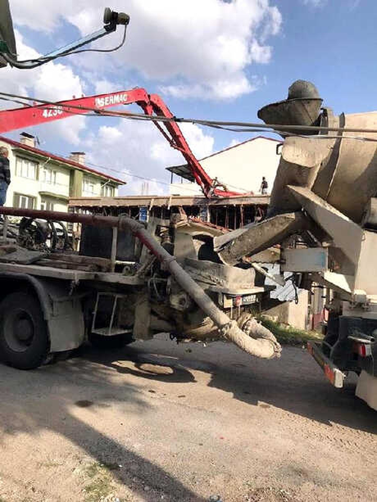 Beton Pompası Borusunun Çarptığı İşçinin Ayaklarında Kırık