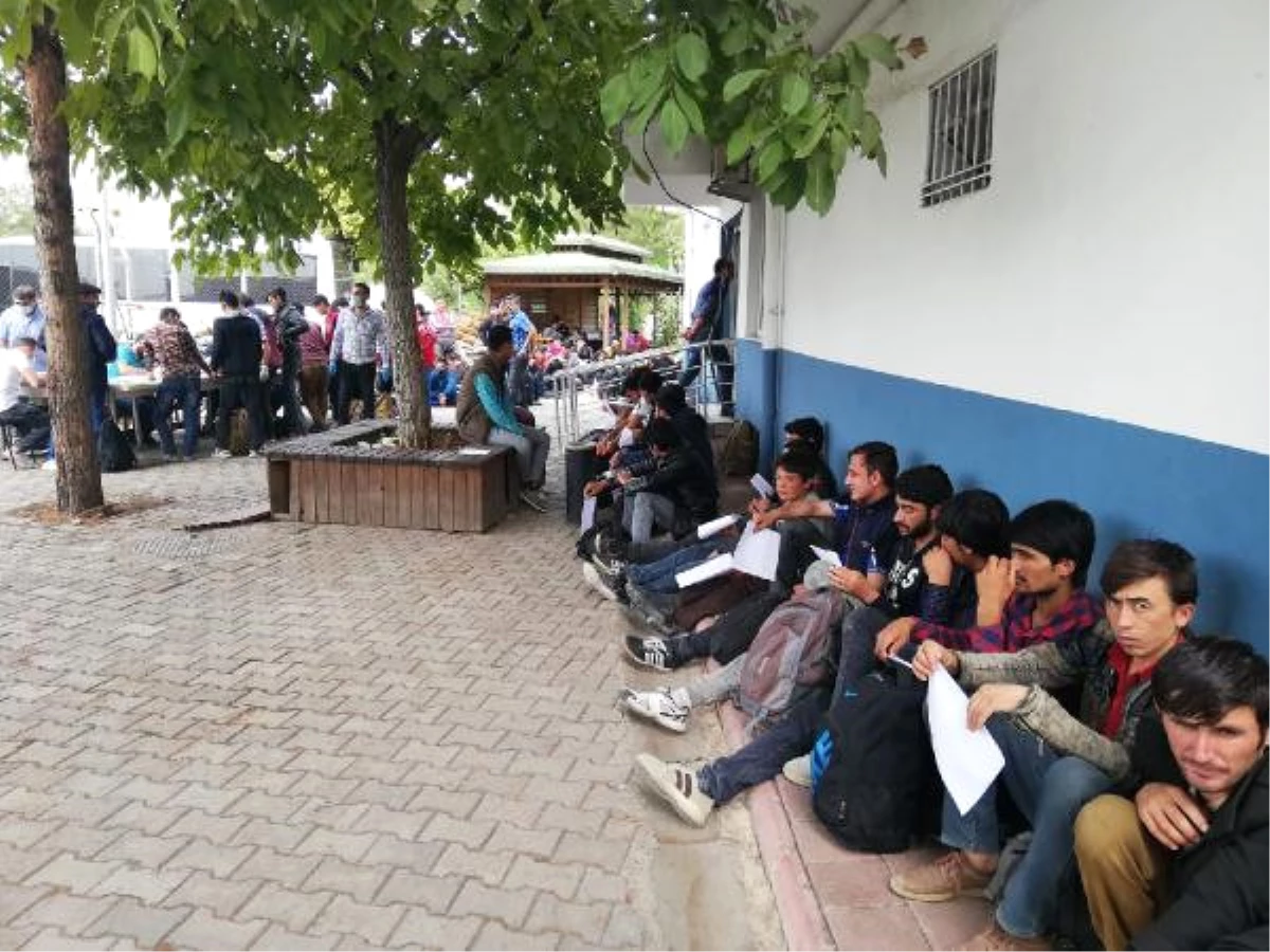Diyarbakır\'da 3 Minibüsten 126 Kaçak Göçmen Çıktı