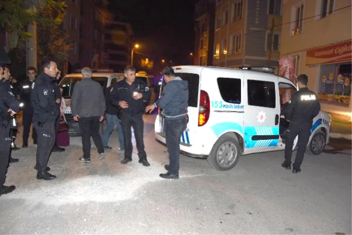 Dur\' İhtarına Uymayan Ehliyetsiz ve Alkollü Sürücü, Otomobille 2 Polise Çarptı