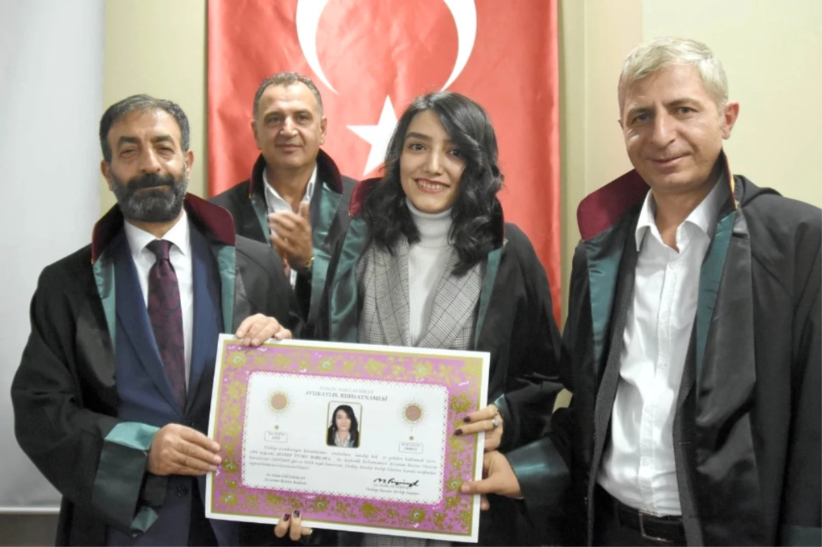Erzurum Barosu\'nda 19 Hukukçu Düzenlenen Törenle Ruhsatnamelerini Aldı