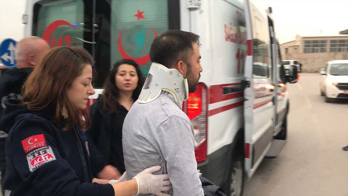 Güncelleme - Kocaeli\'de İşçi Servisi ile Otomobil Çarpıştı: 16 Yaralı