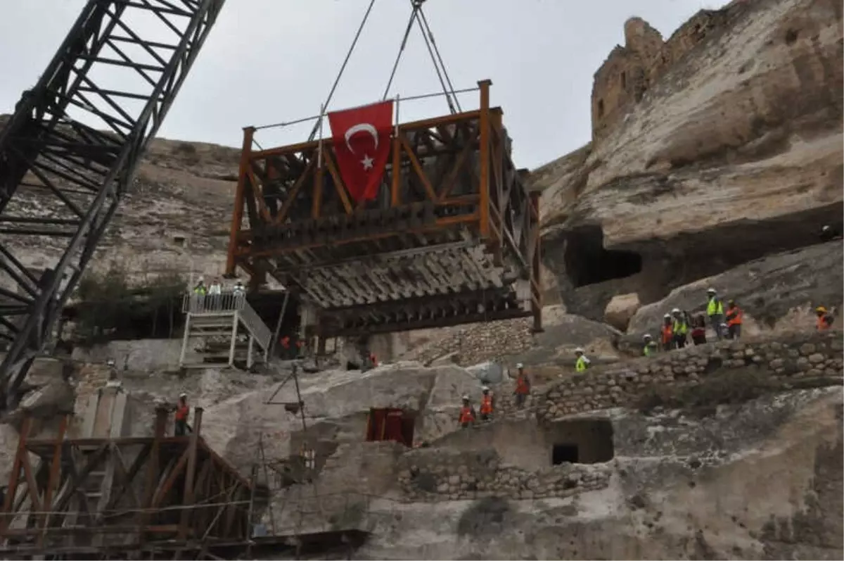 Hasankeyf\'te 600 Yıllık Kale Kapısının İkinci Kısmı da Taşındı