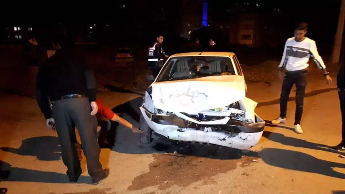 Kardeşlerin Kullandığı Otomobiller Çarpıştı: 9 Yaralı