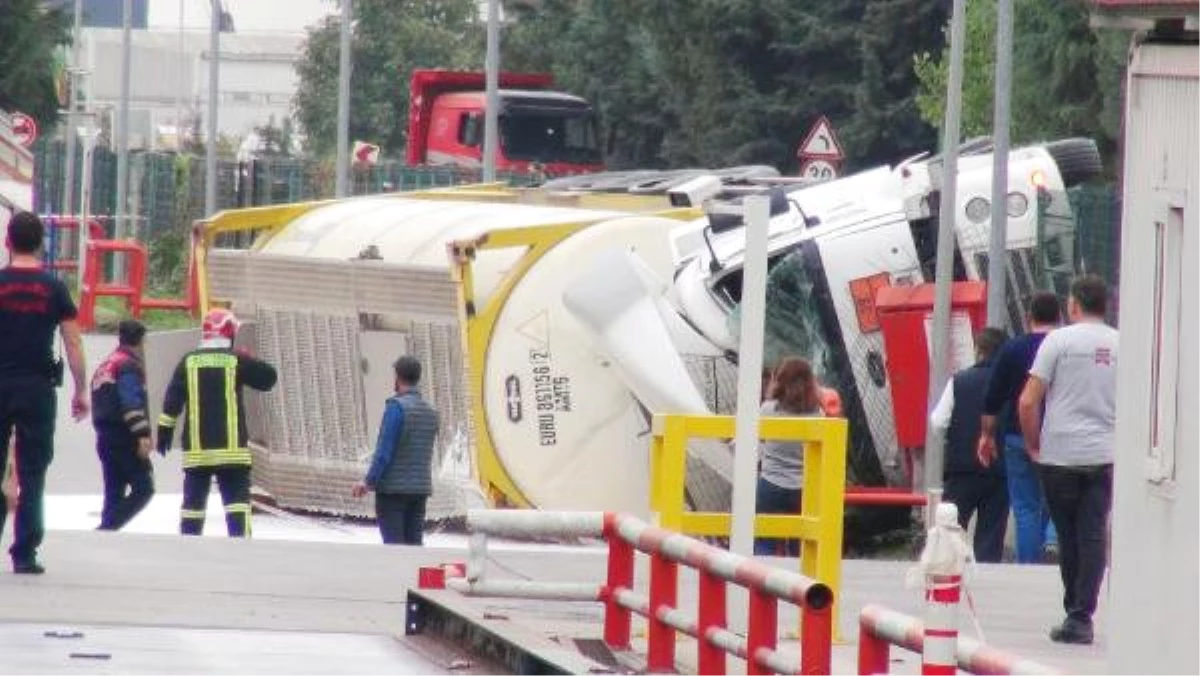 Kocaeli\'de Kimyasal Yüklü Tanker Devrildi; Sürücü Yaralandı