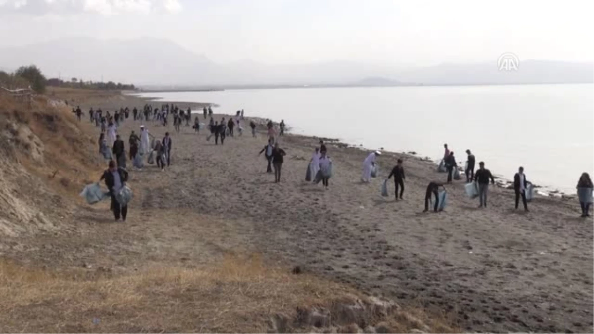 Öğrenciler Van Gölü Sahilini Temizledi