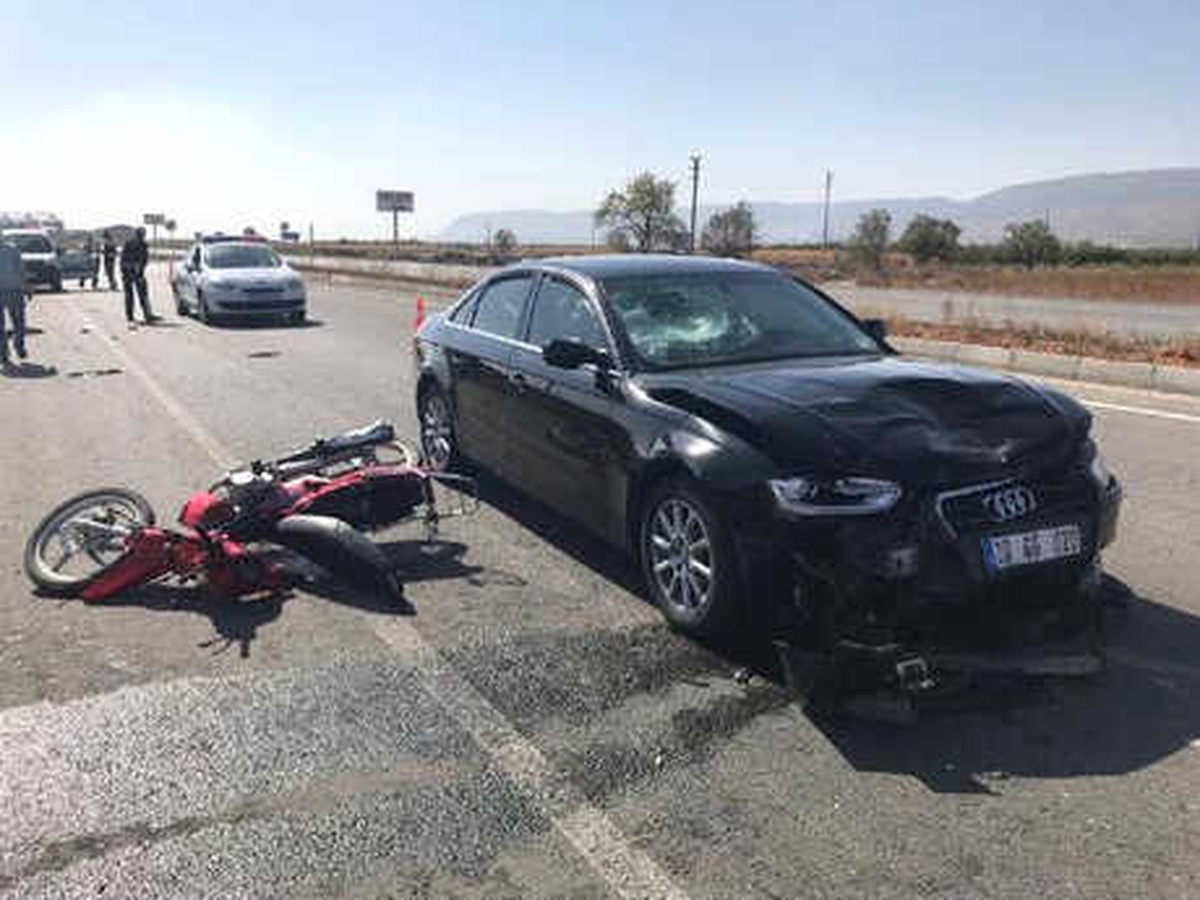 Otomobil ile Çarpışan Motosikletin Kasksız Sürücüsü Öldü