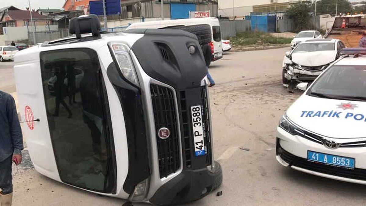 Otomobille Çarpışan İşçi Servisi Devrildi: 16 Yaralı