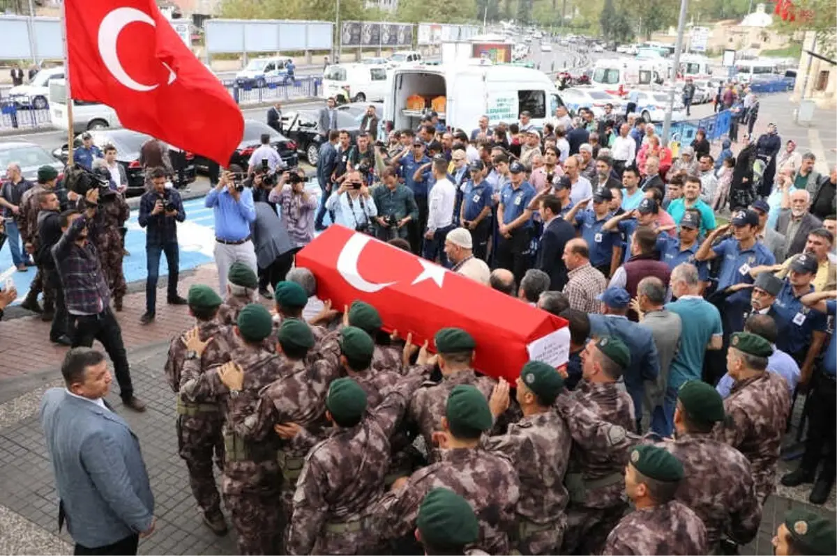 Şehit Özel Harekat Polisi Toprağa Verildi