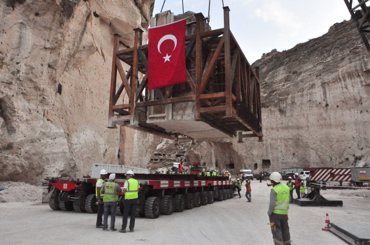 600 Yıllık Hasankeyf Kale Kapısı Taşındı