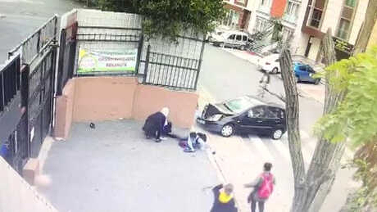 Ataşehir\'de Feci Kaza Kamerada: Öğretmen Öğrencilerin Arasına Daldı (3)