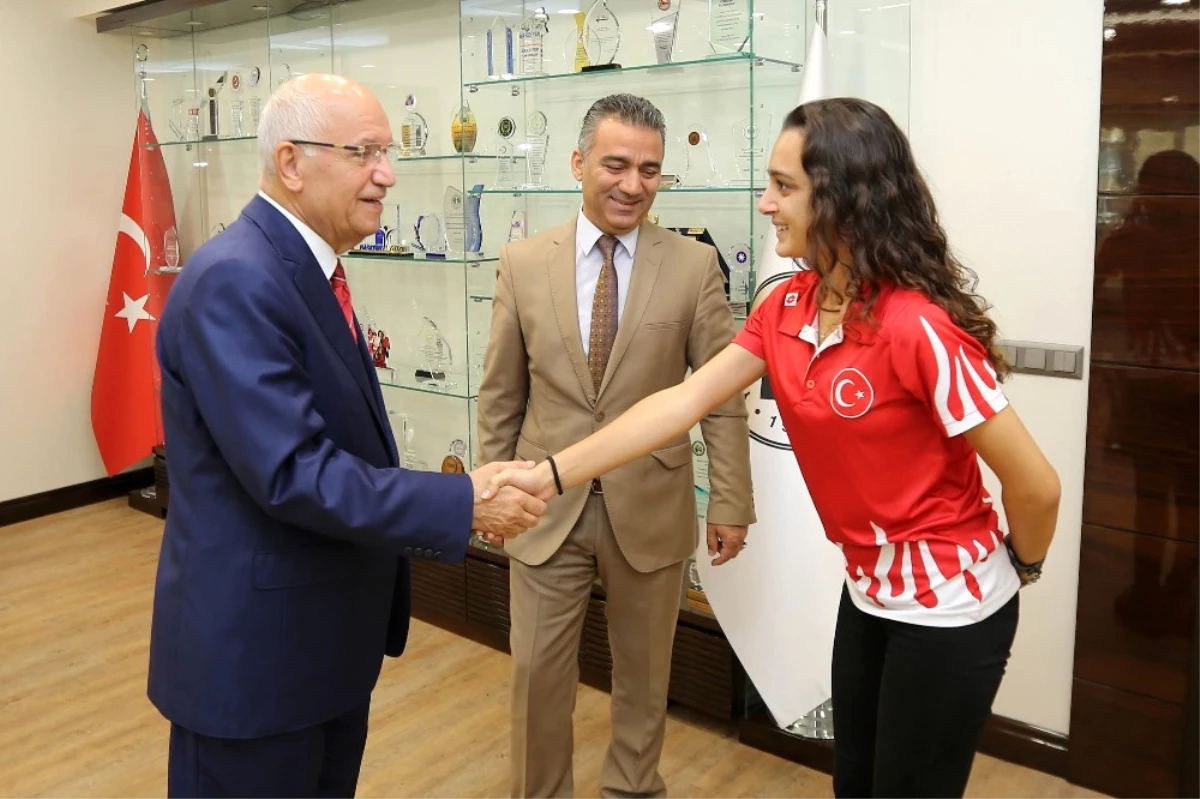 Atıcılık Dünya Şampiyonu Tarhan\'dan Başkan Yaşar\'a Ziyaret