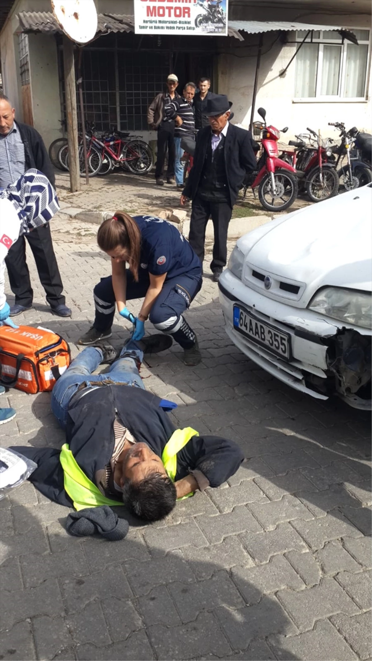 Banaz\'da Otomobilin Çarptığı Temizlik İşçisi Yaralandı