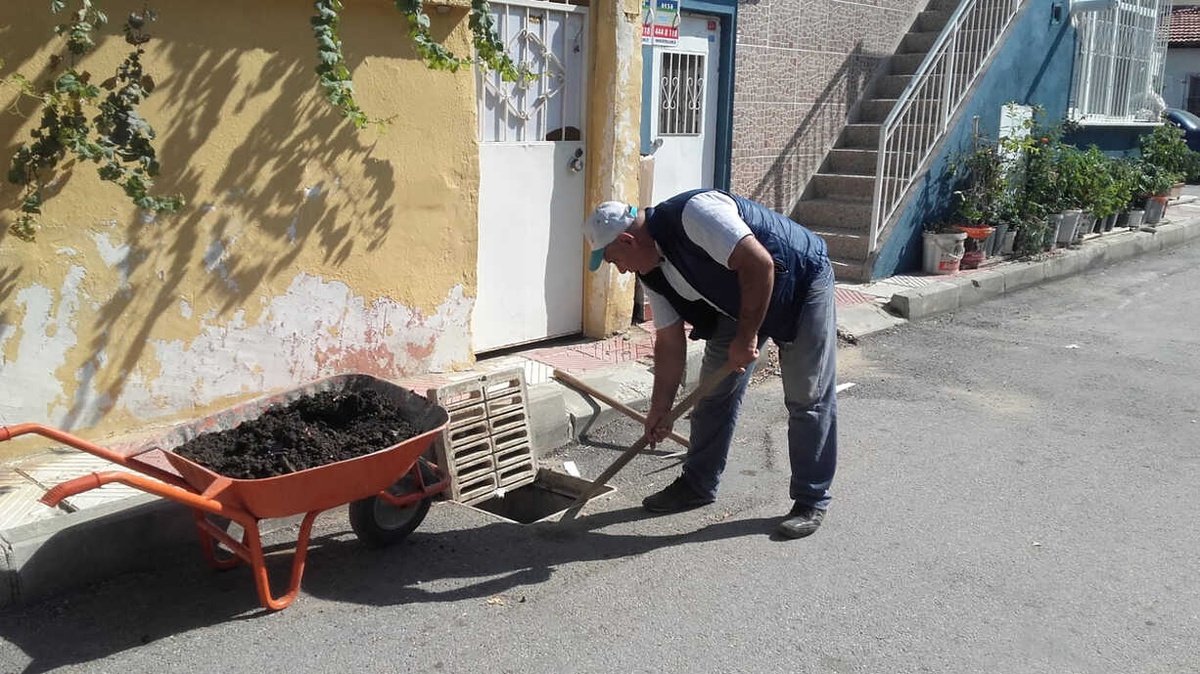 Barbaros Mahallesi\'nin Yağmursuyu Izgaraları Temizlendi