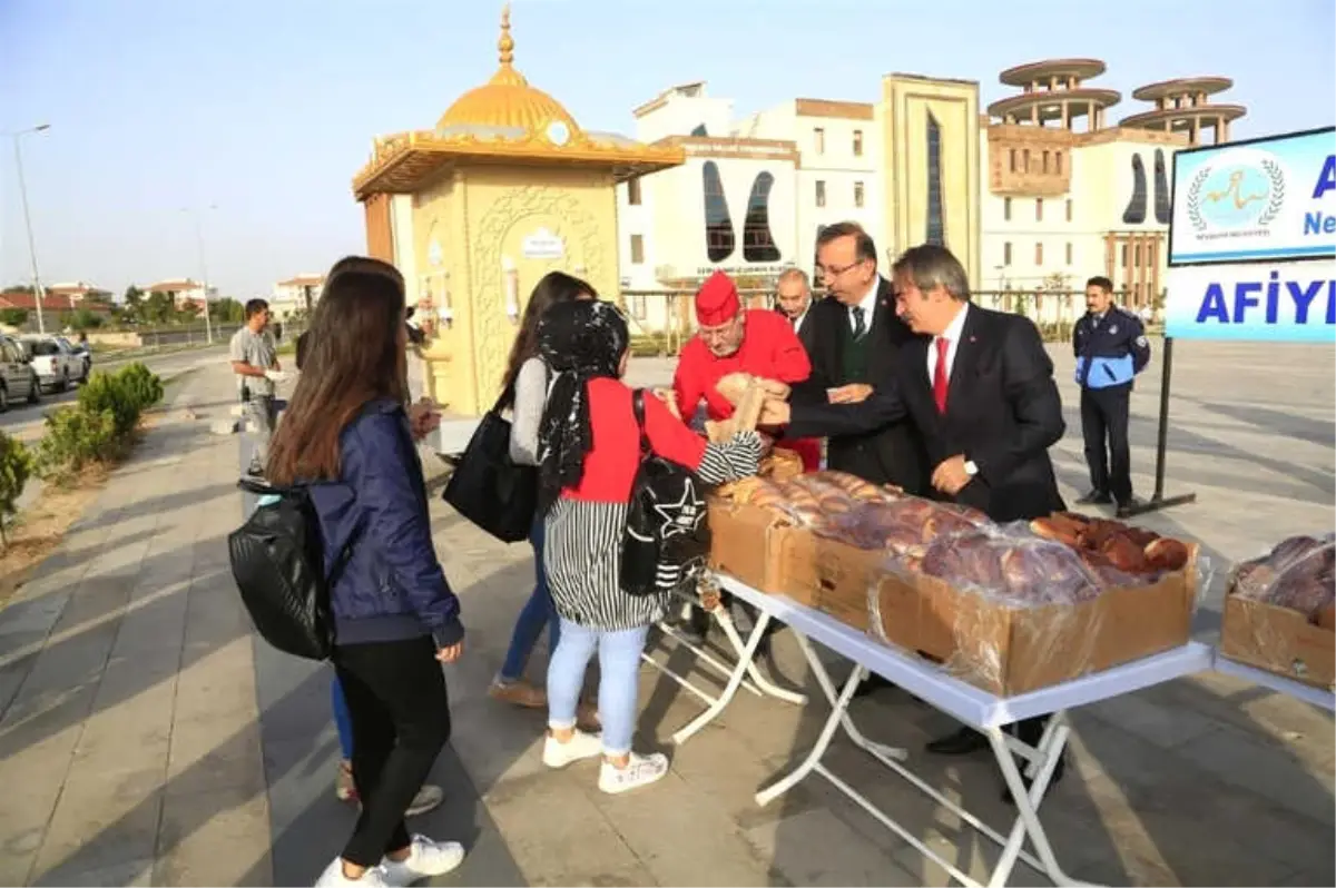 Belediye Başkanı Seçen, Rektör Bağlı ile Birlikte Öğrencilere Süt ve Poğaça Dağıttı