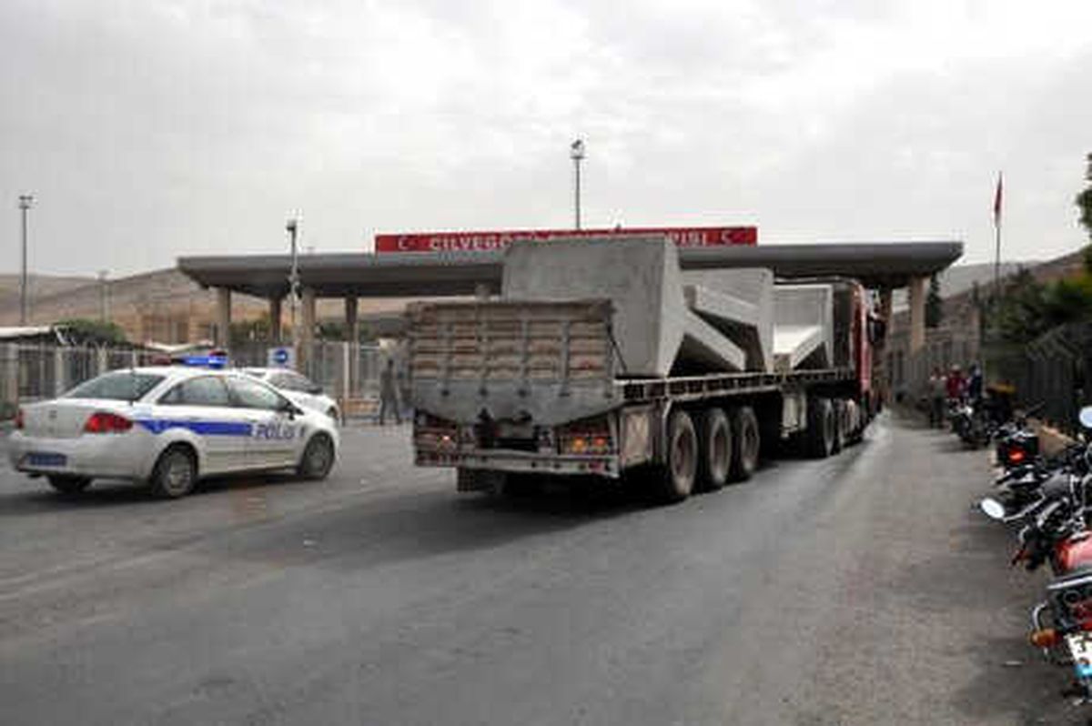 İdlib\'teki TSK\'nın Gözlem Noktalarına Beton Blok Sevkiyatı
