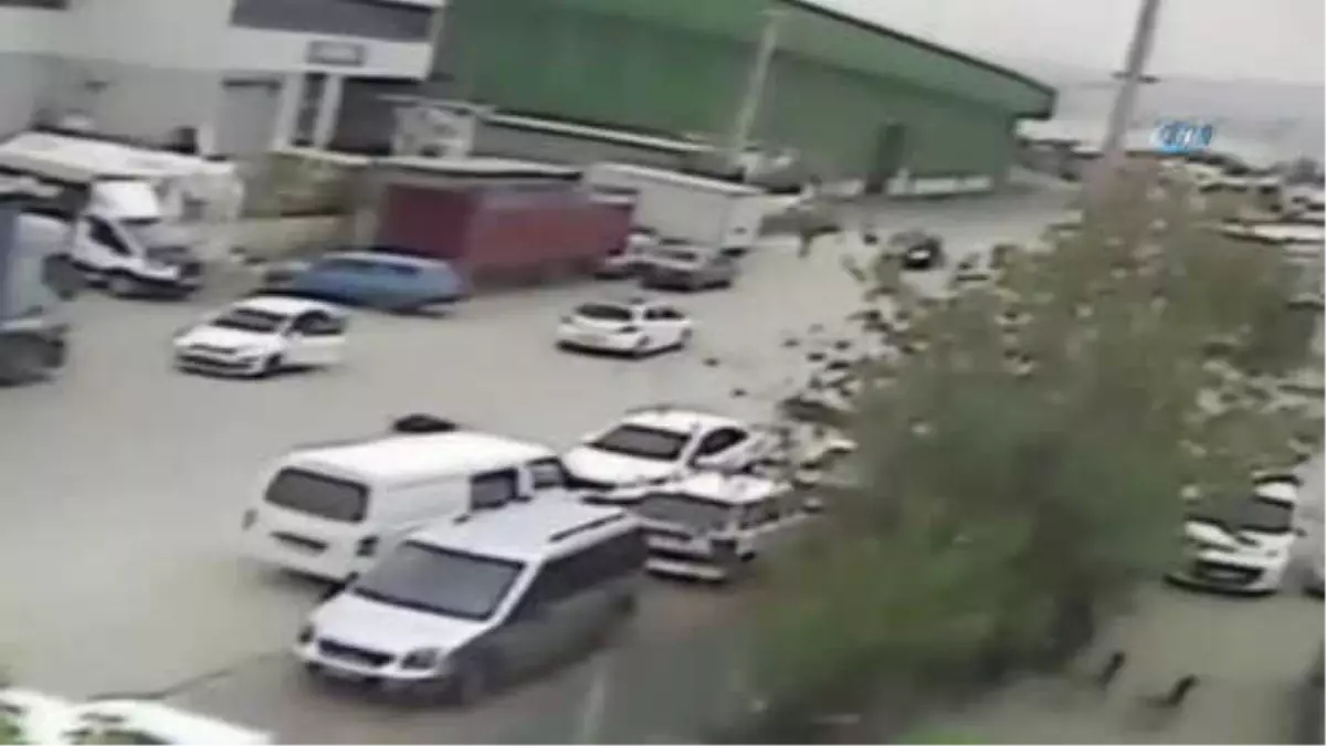 İnegöl\'de Motosikletle Otomobil Çarpıştı... Feci Kaza Kamerada