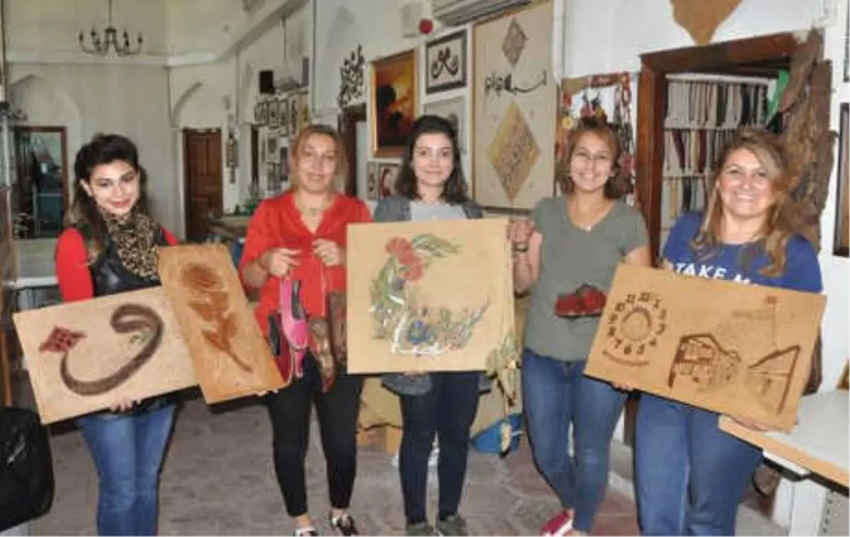 Kadınlar Tarihi Mekanda Deri İşlemeciliğini Öğreniyor