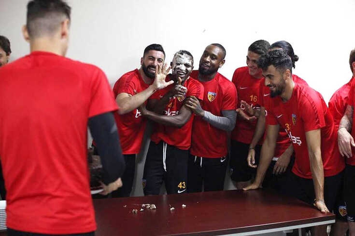 Kayserispor\'da Doğum Günü Sürprizi
