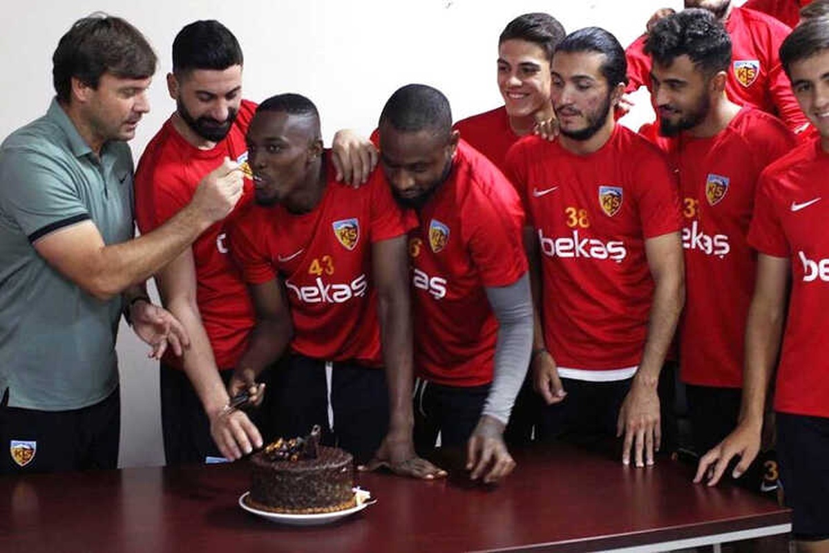 Kayserispor\'da Doğum Günü Sürprizi