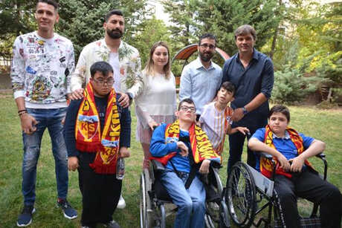 Kayserispor\'dan Özel Eğitim ve Rehabilitasyon Merkezine Ziyaret