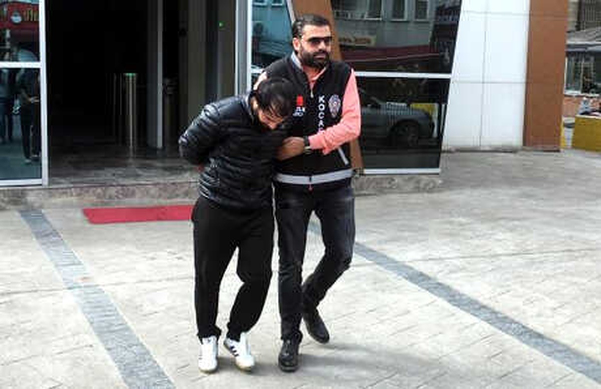 Kocaeli ve Sakarya\'da Otomobil ile Ziynet Eşyası Çalan 3 Kişi Yakalandı