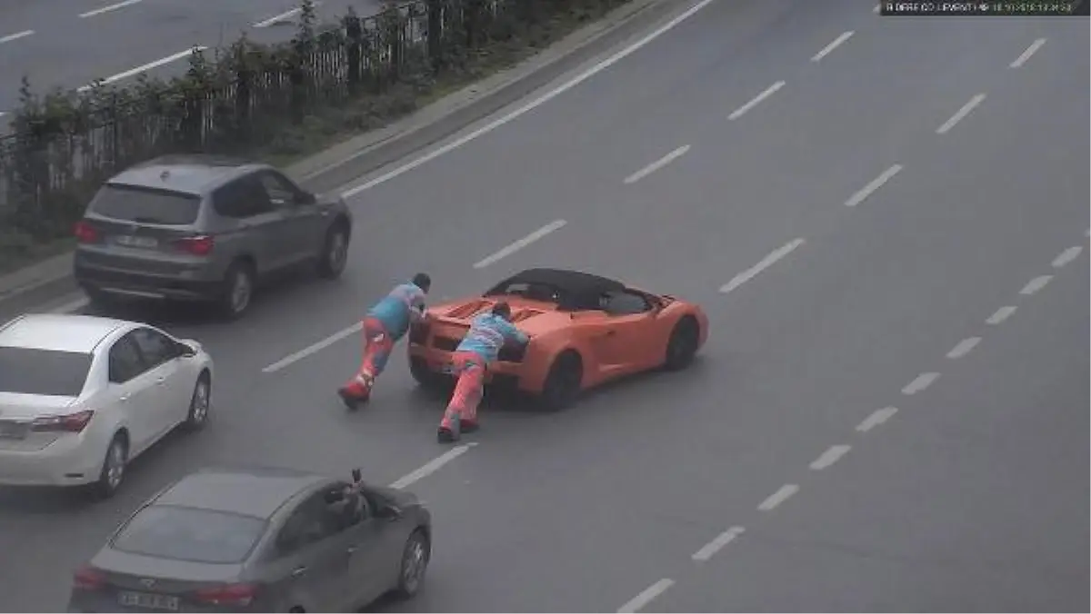 Lamborghini\'yi İten İşçiler Kameraya Yansıdı