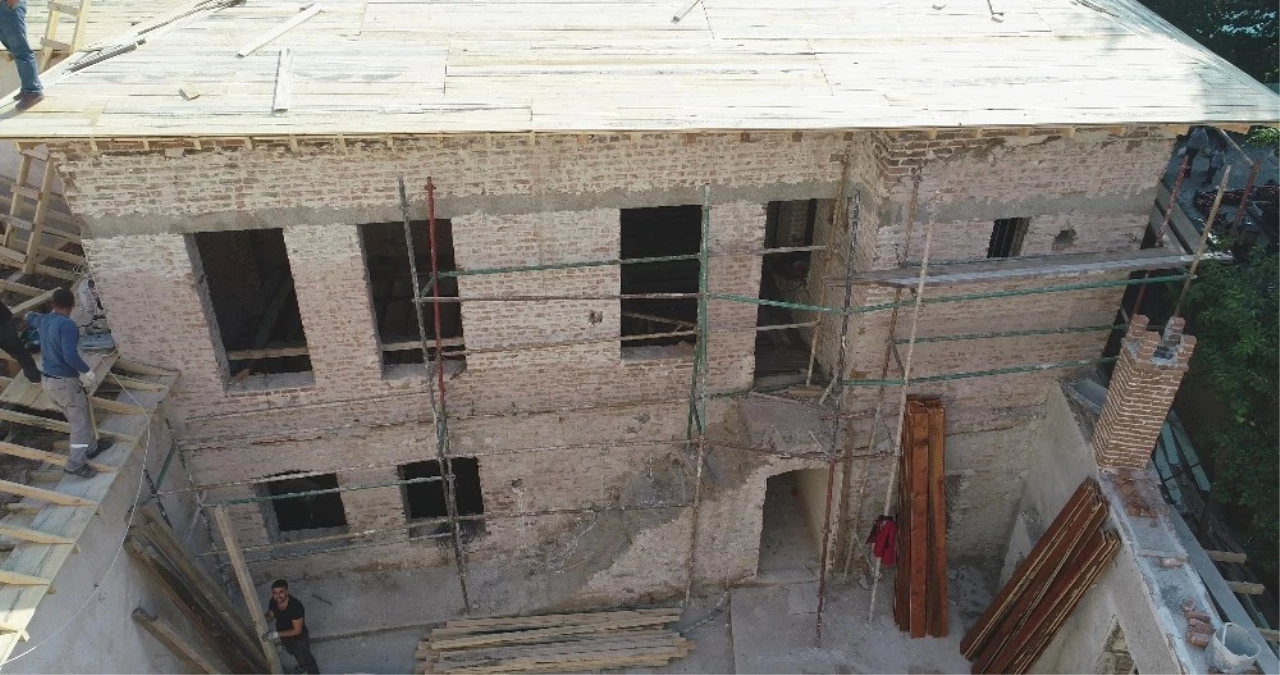Manisa\'da Tarihi Bina Gün Yüzüne Çıktı