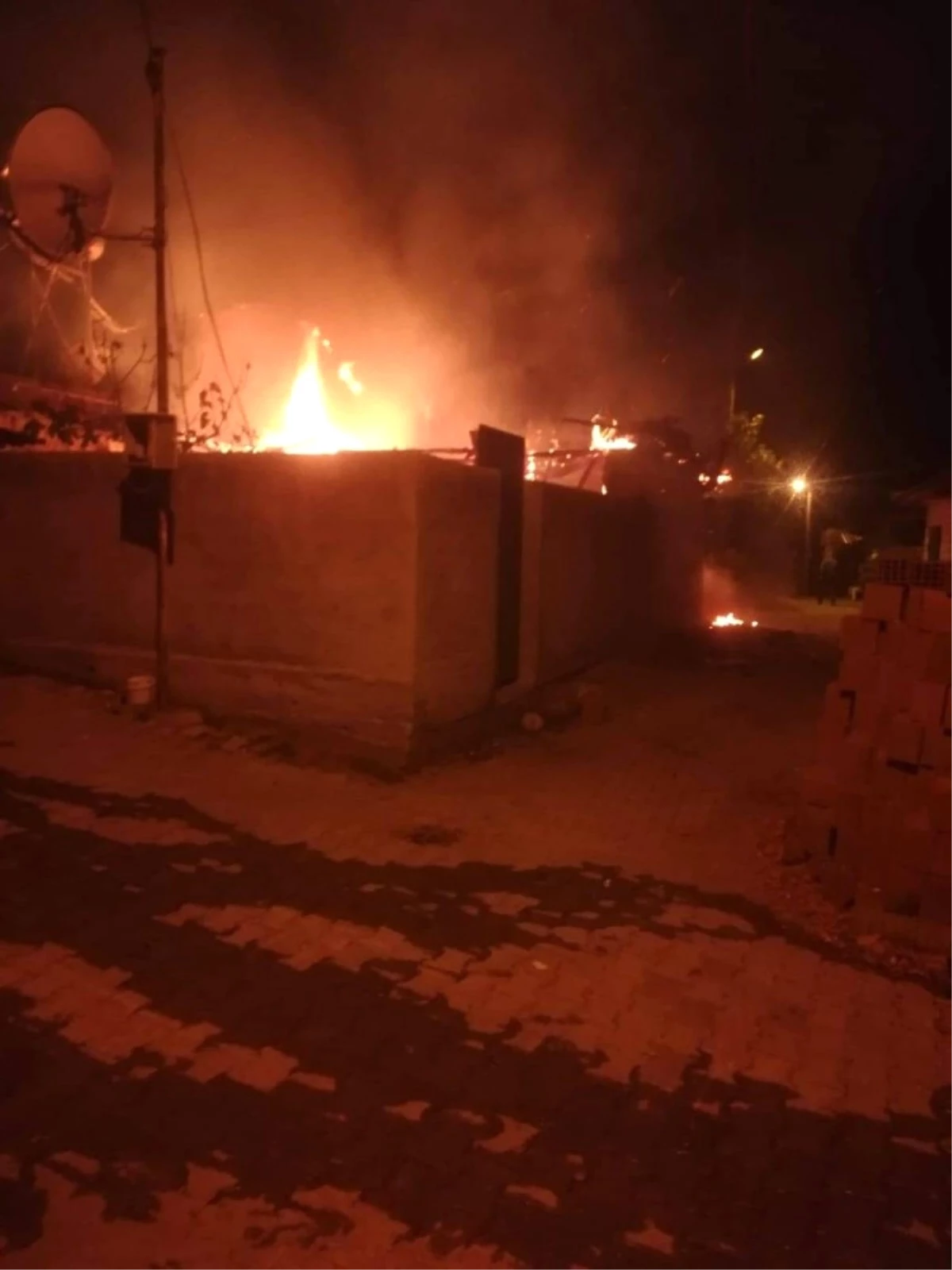 Manisa\'da Yangın: 2 Kişi Yaralandı