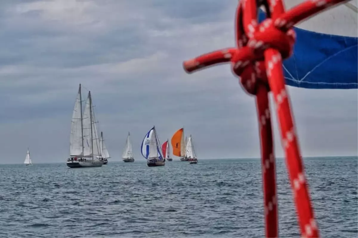 Marmara ve Akdeniz\'i Aşan Yelkenlilerin Kıyasıya Mücadelesi Devam Ediyor