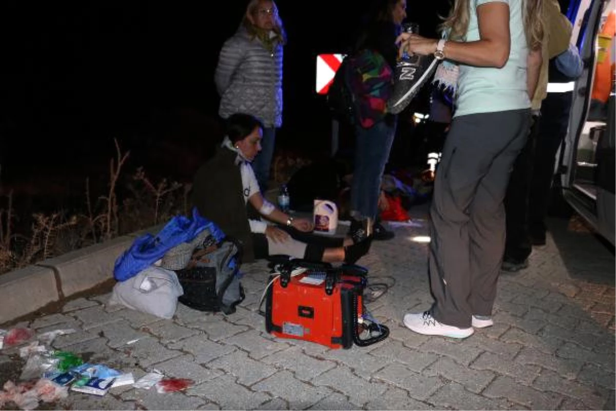 Nemrut Dağı\'ndan Dönen Turistleri Taşıyan Minibüs Devrildi: 16 Yaralı