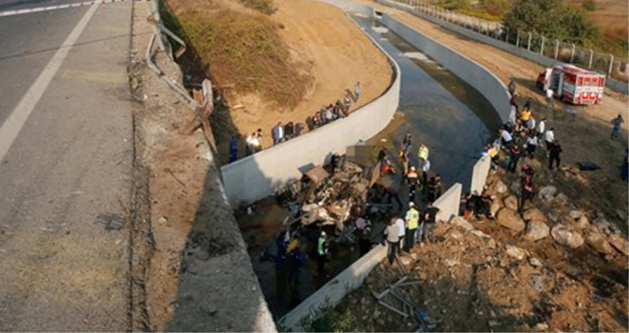 İzmir\'de 23 Göçmenin Hayatını Kaybettiği Kazayla İlgili 11 Kişi Tutuklandı