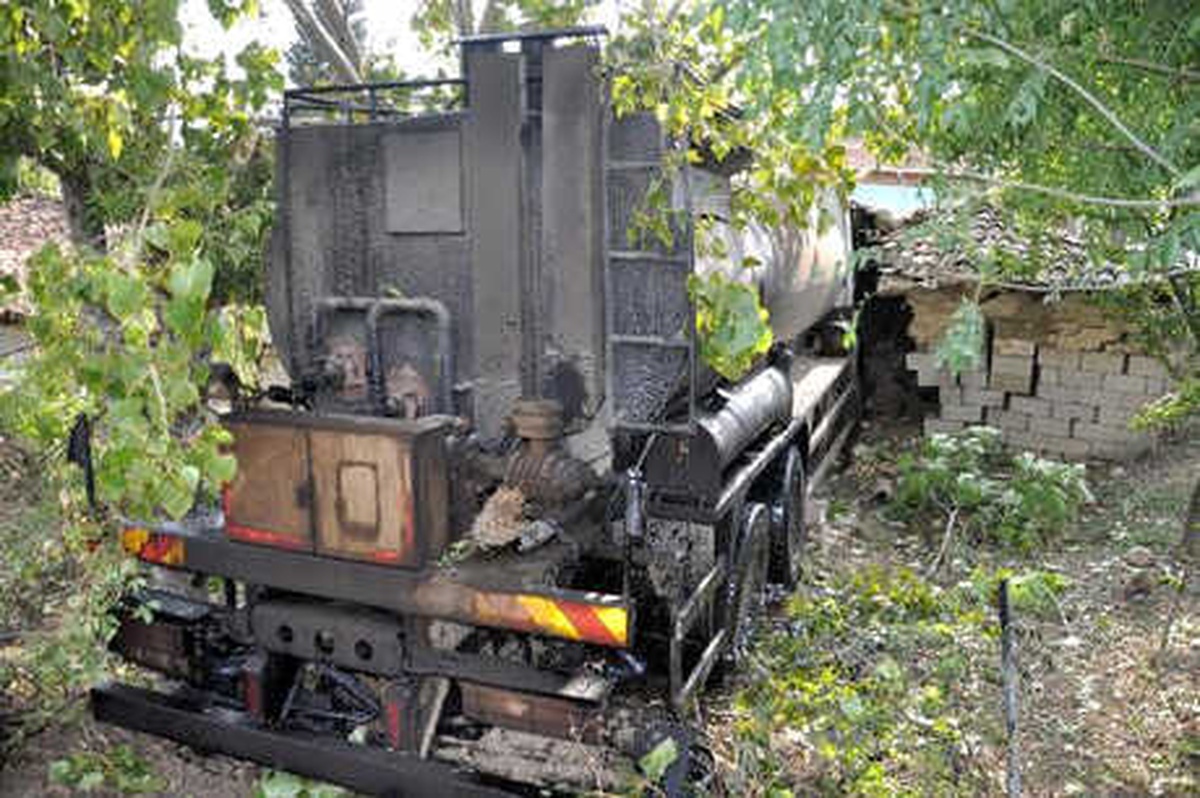 Tanker, 2 Bina ve Bahçe Duvarına Çarptı: 2 Yaralı