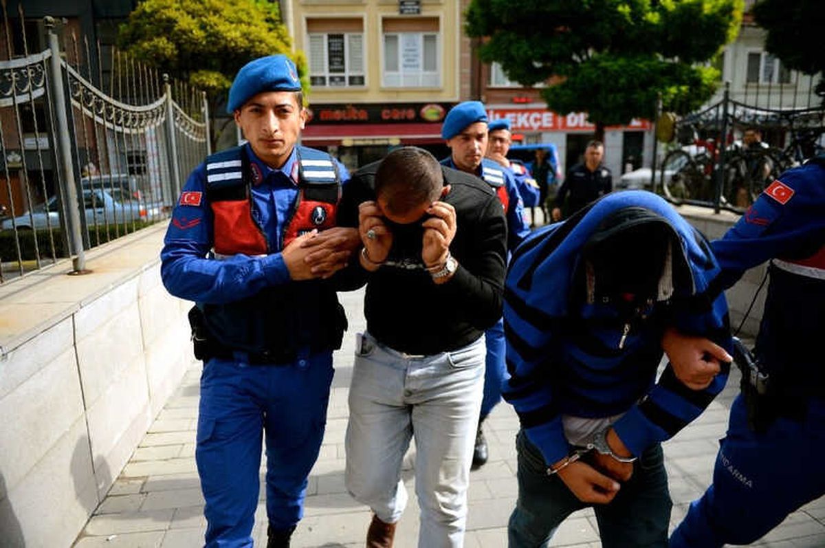 Yol Üzerinde Durdurulan Araçlarda Esrar, Af Tüfeği ve Sahte Banknot Ele Geçirildi