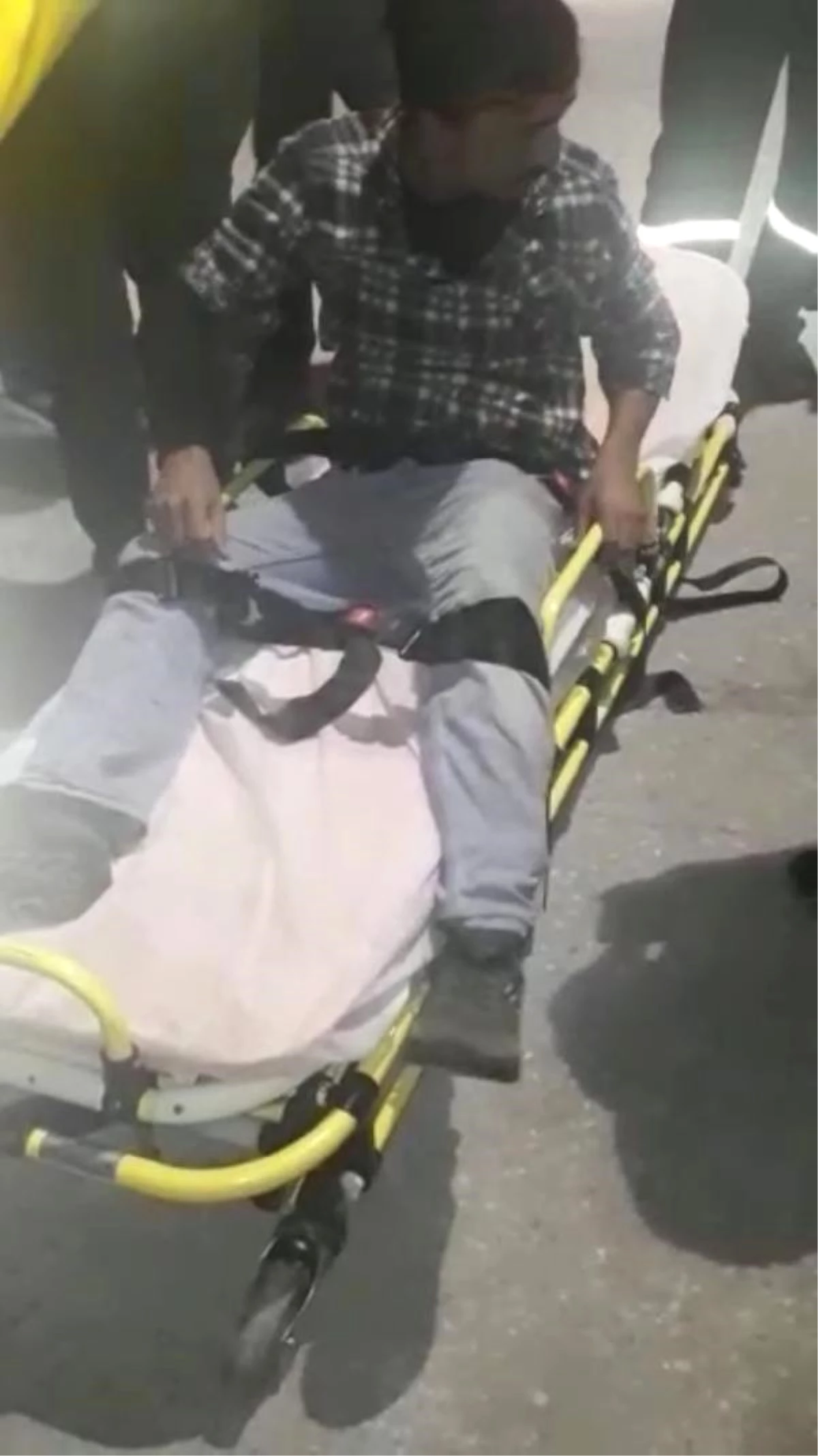 80 Metrelik Kulede Eylem Yapan İki İşçiden Biri Hastaneye Kaldırıldı