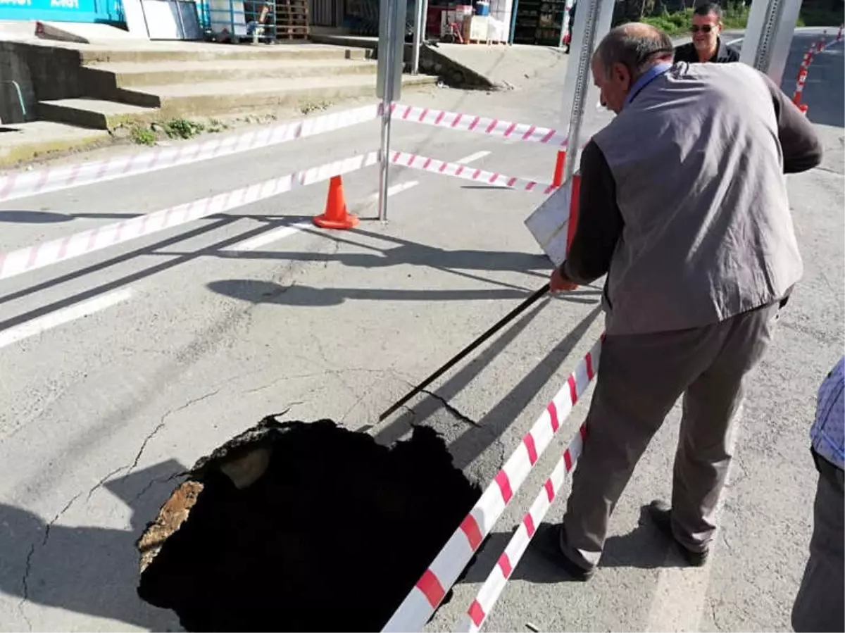 Adı Sellerle Gündeme Gelen Rize\'nin Muradiye Beldesi\'nde Bu Kez Yol Çöktü