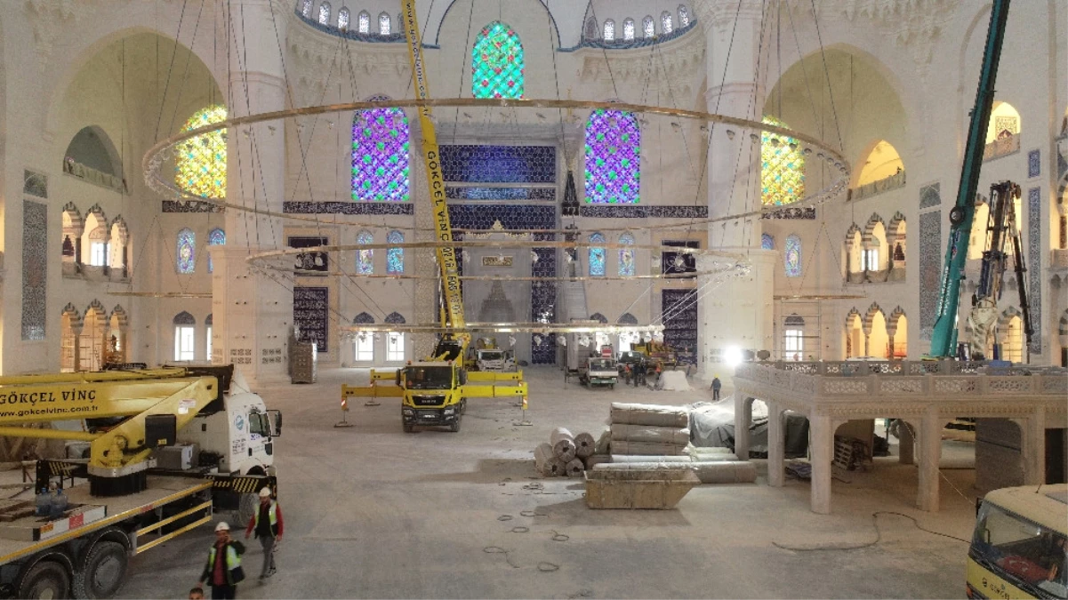 Çamlıca Camii\'nin Devasa Avizesi Yerleştirildi