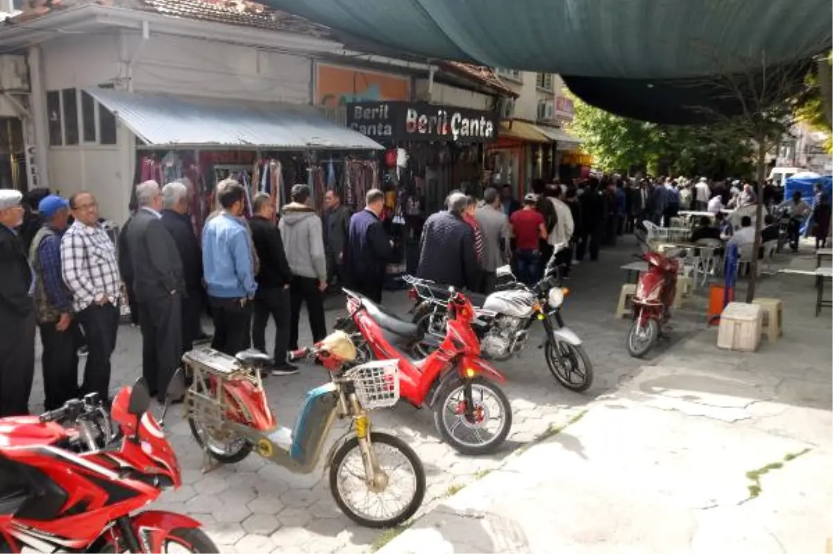 Cumhurbaşkanı İçin Kesilen Adaklıkların Etini Cami Çıkışı Pilavla Dağıttı
