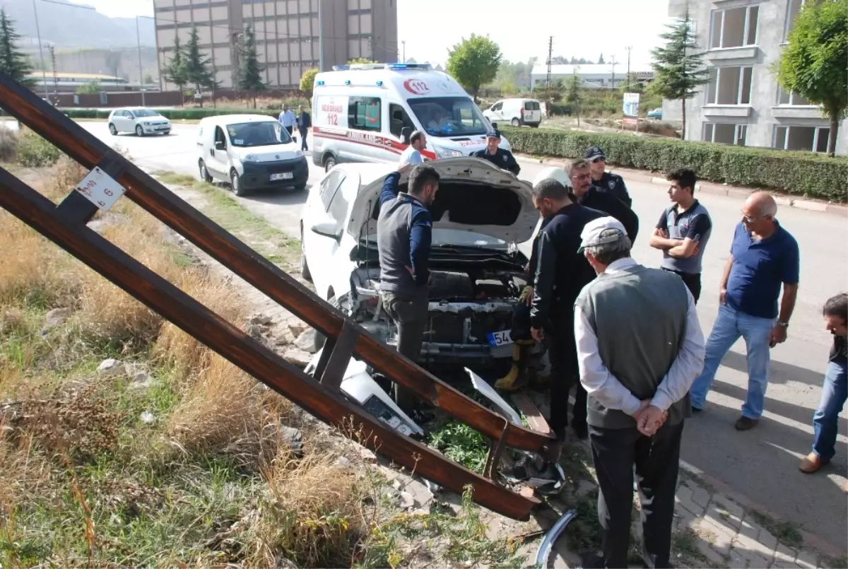 Elektrik Direğine Çarpan Otomobilde Anne ve Çocuğu Yaralandı