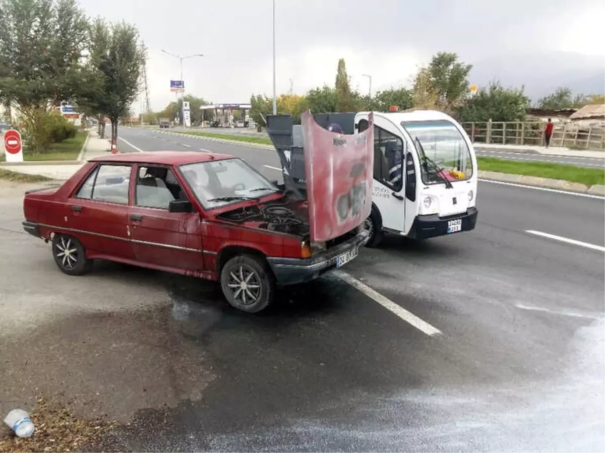 Erzincan\'da Hareket Halindeki Araç Alev Aldı