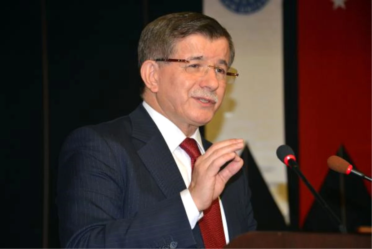 Eski Başbakan Davutoğlu, Öğrencilerle Buluştu