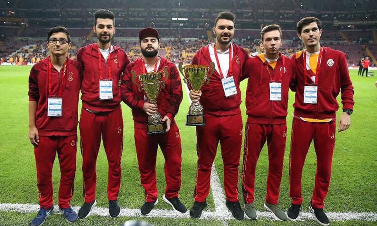 Galatasaray Espor Zula Takımı Kupalarını Tanıttı