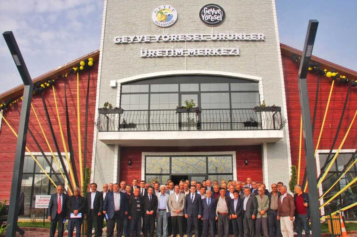 Geyve\'de Muhtarlar Günü Yöresel Ürünler Merkezinde Kutlandı