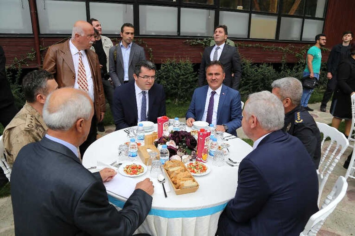 Gümüşhane\'de Muhtarlar Yemekte Buluştu