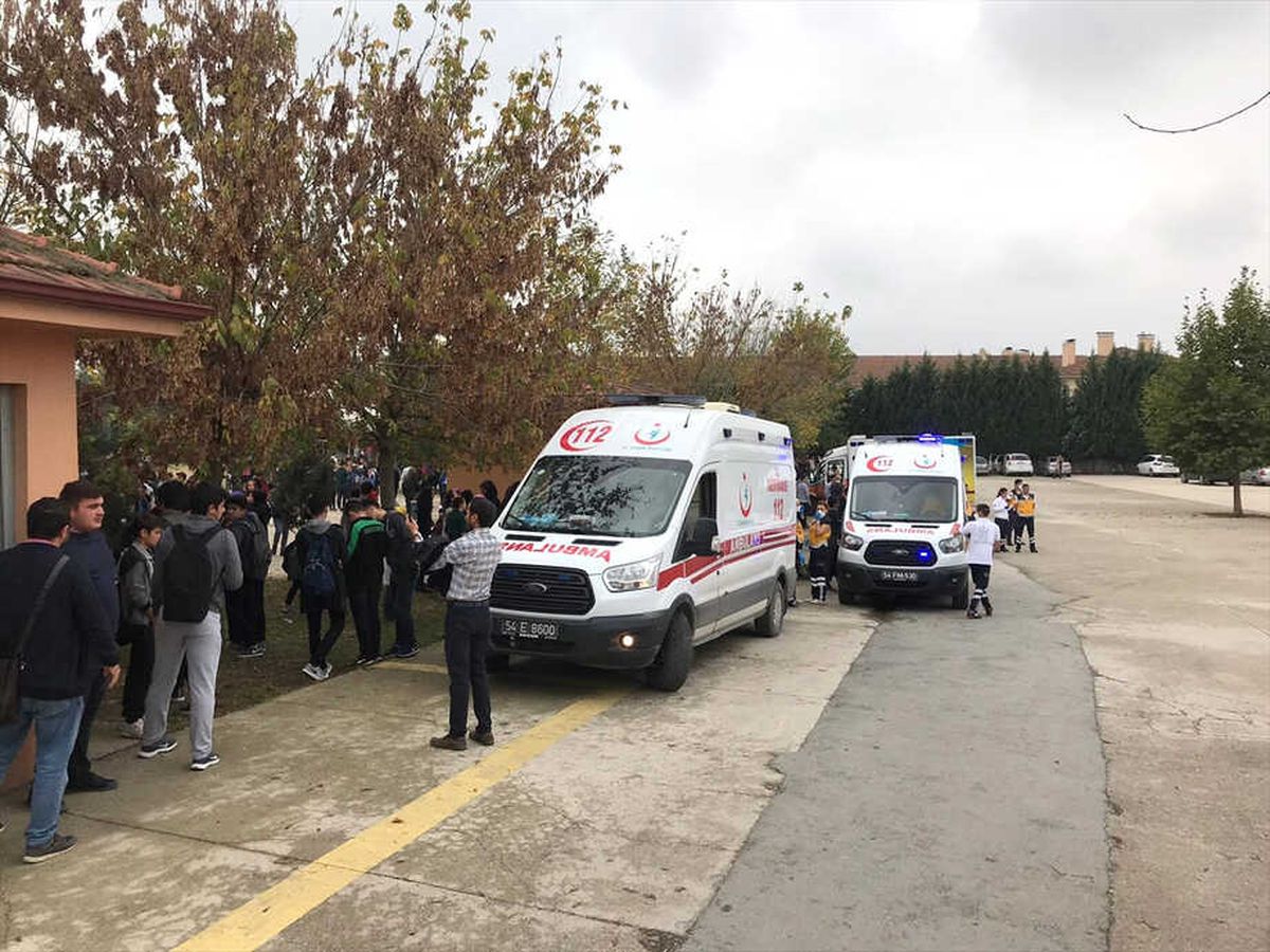 Güncelleme 2 - Sakarya\'da Lisede Gaz Kokusu Şüphesi