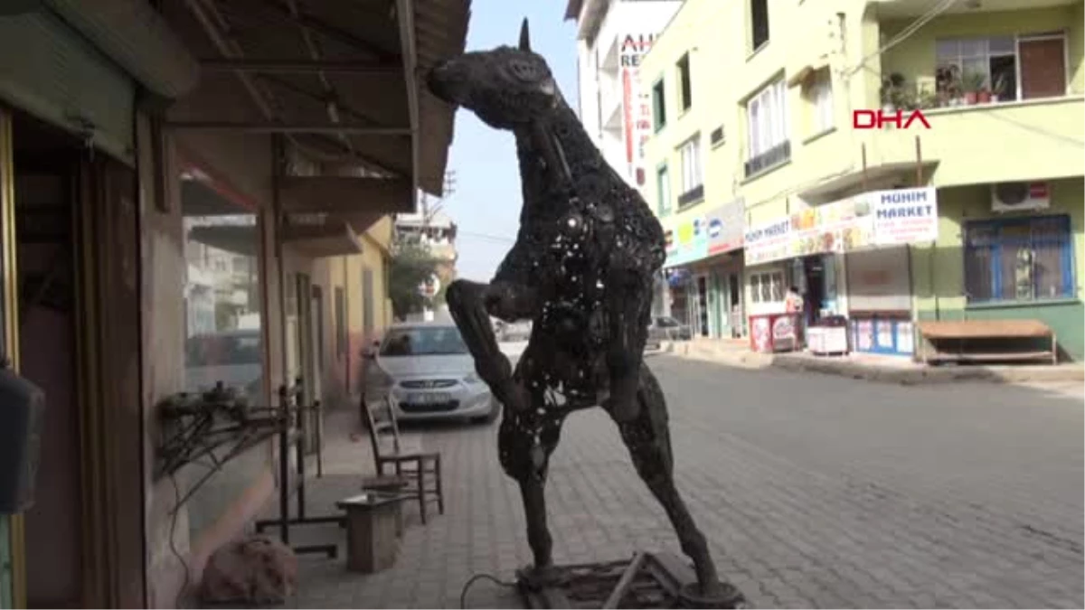 Hatay Yarım Ton Hurda ile At Heykeli Yapıyor