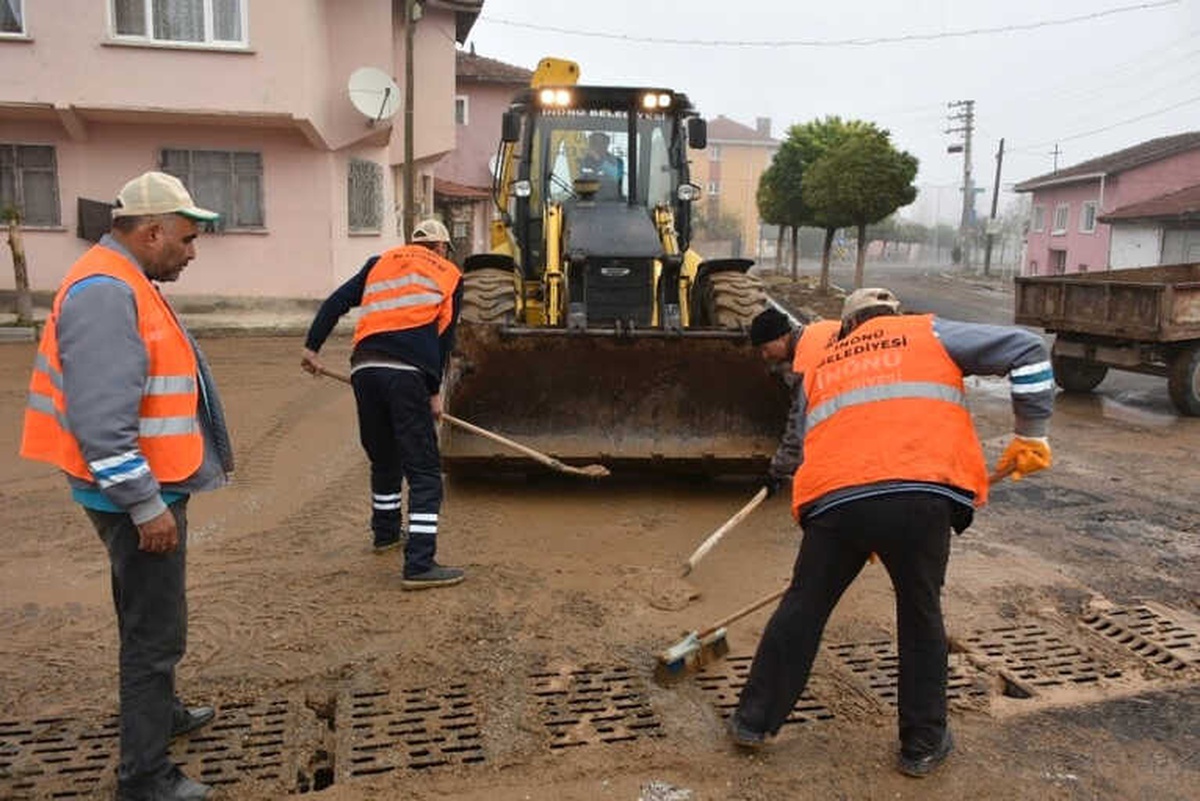 İnönü\'de Yağış Sonrası Sokaklarda Temizlik Çalışması