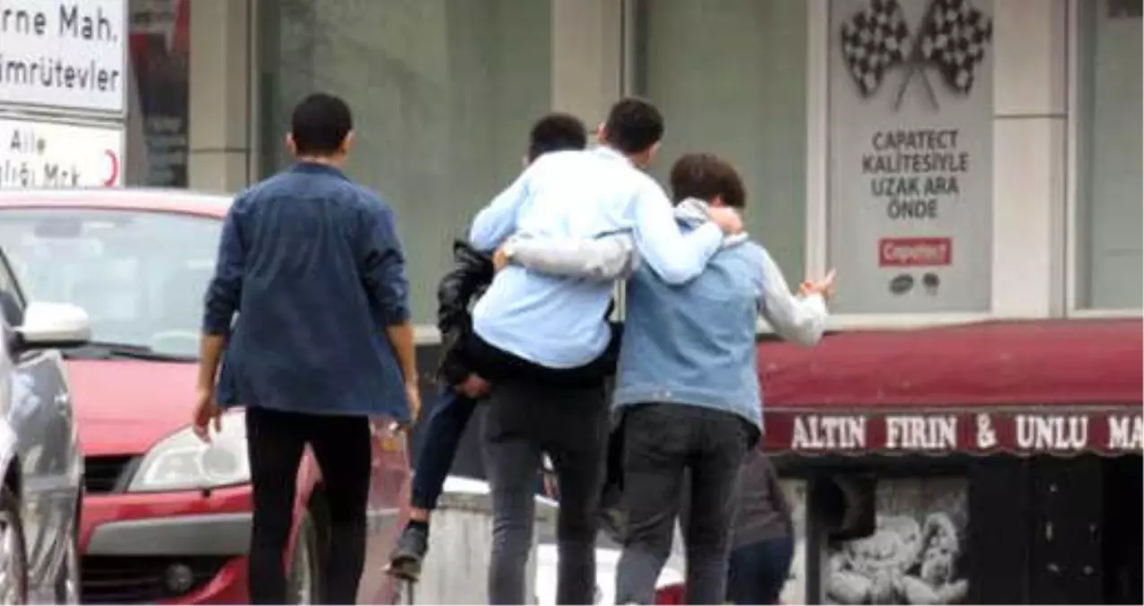 İstanbul\'da, Okul Kantininde Bıçaklı Kavga: 2 Öğrenci Yaralı