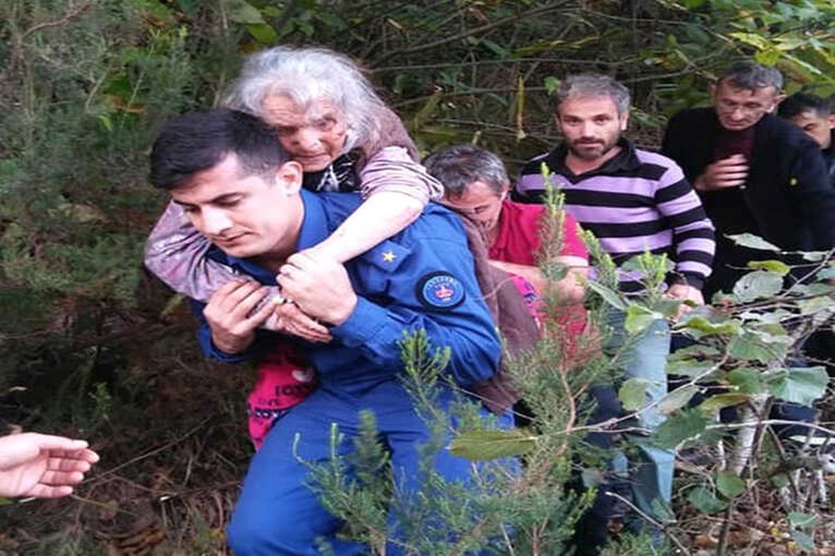 Jandarma Ayşe Nineyi Sırtında Taşıdı