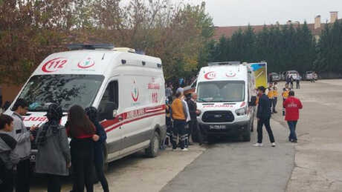 Lisede Keskin Koku; Öğrenciler Tahliye Edildi (2)