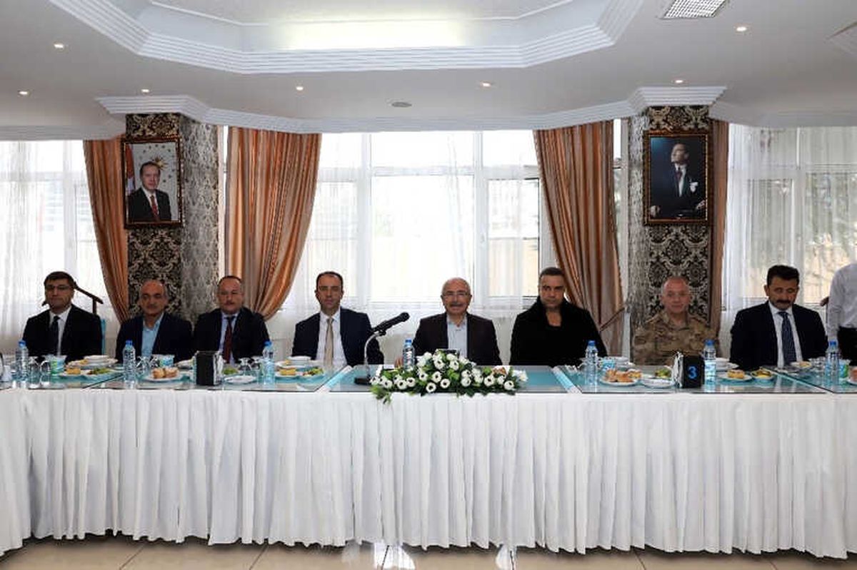 Mardin\'de Muhtarlara Yemek Verildi